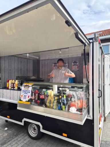 Onze friet en snack bakker in de frietkar