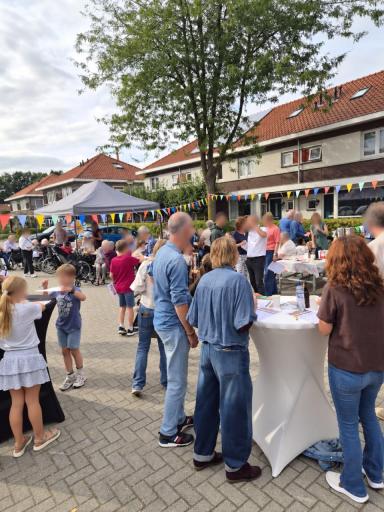 Samen genieten van elkaar en het mooie weer tijdens de bingo