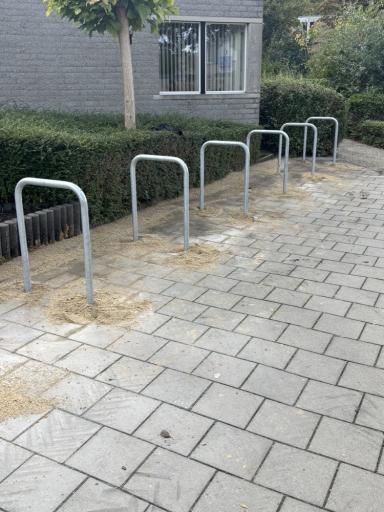 De nieuwe fietsbeugels zijn geplaatst.