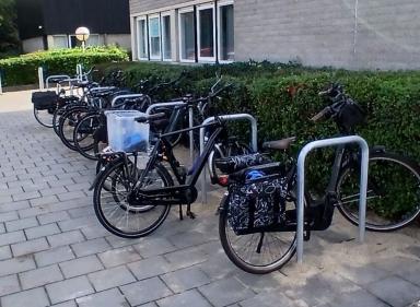 's middags stonden er gelijk veel fietsen.