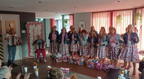 De Edese Kreten onder begeleiding van twee accordeonisten.