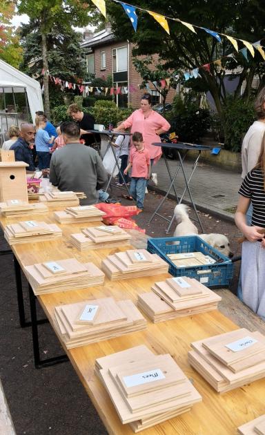 Aan de slag met de vogelhuisjes.