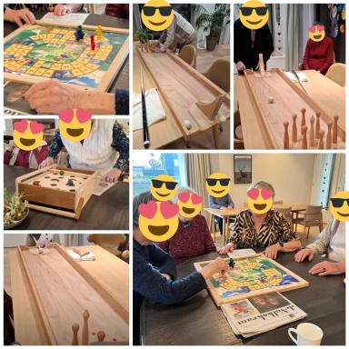 Bewoners spelen een gezellig spel met elkaar.