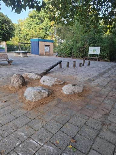 Foto 1 van 2 bij het verslag van Zwerfkeien op het plein
