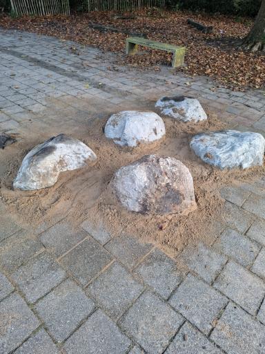 Foto 2 van 2 bij het verslag van Zwerfkeien op het plein